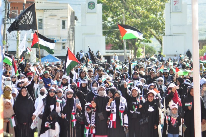 RIBUAN WARGA -- Wabup Mochammad Akbar A Leluasa saat melepas peserta Munajat dan Long March Aksi Bela Palestina di Lapangan Merdeka Malili hingga ke Anjungan Sungai Malili, Minggu (10/12). Tamak ribuan warga memadati lokasi acara. 