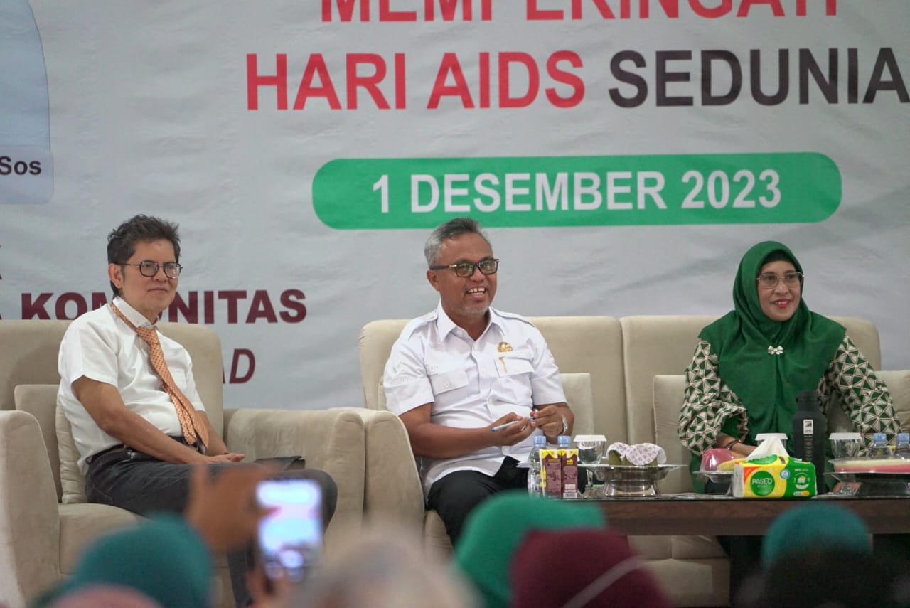 BUKA -- Bupati Luwu Timur sekaligus Ketua Komisi Penanggulangan AIDS (KPA) Lutim, H. Budiman Sekretaris KPA, Andi Tulleng dan Narasumber dr. Boyke Dian Nugraha, Sp.OG, Mars membuka kegiatan Talk Show Peringatan Hari AIDS Sedunia tingkat Kabupaten Luwu Timur di Gedung Wanita Simpurusiang, Sabtu (16/12).