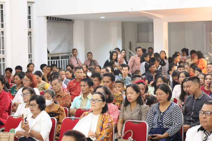 HADIRI -- Bupati Luwu Timur, H Budiman bersama Wakil Bupati, Mochammad Akbar Andi Leluasa menghadiri Perayaan Natal Jemaat GPdI Bukit Zaitun Malili yang berlangsung di Gedung Wanita Simpurusiang baru-baru ini. 