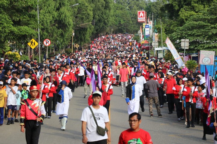 JALAN SEHAT -- Ribuan masyarakat dari berbagai kalangan mengikuti Gerak Jalan Sehat dalam rangka memperingati Hari Ulang Tahun Korpri ke 52, HUT PGRI ke 78, Hari Guru Nasional dan Hari Kesehatan Nasional (HKN) ke 59 tingkat Kabupaten Luwu Timur Tahun 2023, Sabtu (2/12).