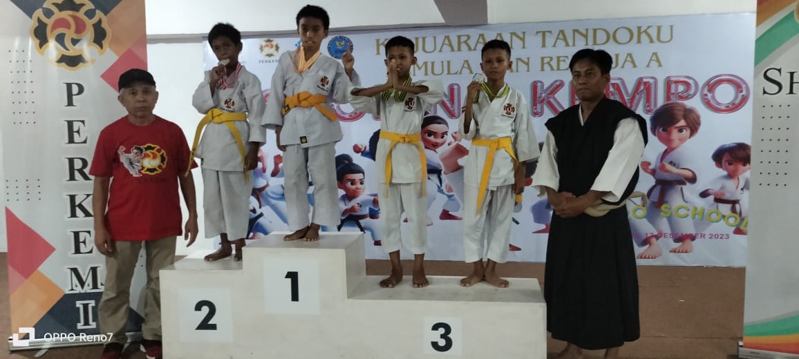 MEDALI -- Atlet kempo Luwu Timur berhasil meraih empat medali -- 1 medali emas dan tiga medali perunggu pada kejuaraan Tandoku Pelajar Tingkat SD dan SMP se-Sulsel di Metro Shcool Makassar, Minggu (17/12).