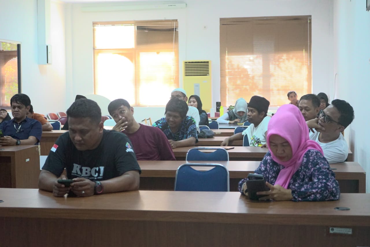 EVALUASI -- Dinas Komunikasi, Informatika, Statistik dan Persandian (Diskominfo-SP) Kabupaten Luwu Timur menggelar pertemuan dan evaluasi dengan media partner Pemkab Lutim di Ruang Media Center Diskominfo-SP, Jumat akhir pekan lalu. 