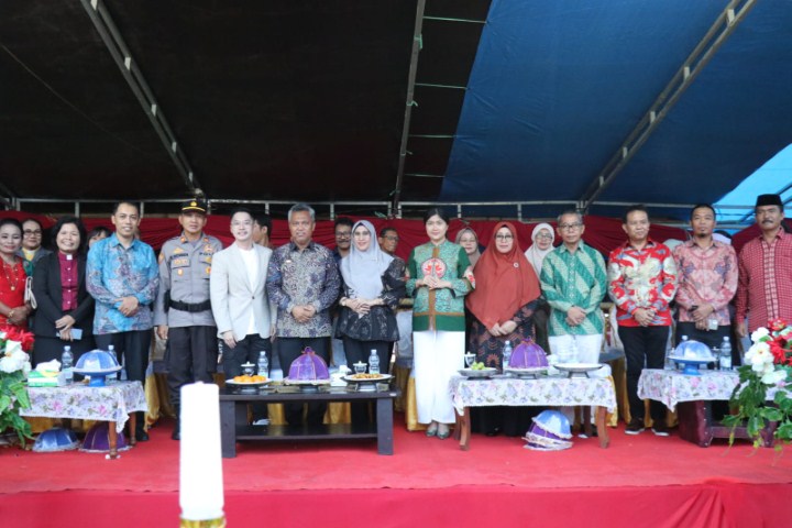 NATAL BERSAMA -- Bupati Luwu Timur, H Budiman didampingi Ketua TP PKK Lutim, Hj. Sufriaty menghadiri acara Natal Bersama ASN, TNI, Polri dan masyarakat Kabupaten Luwu Timur di Lapangan Karelai Kecamatan Wasuponda, Sabtu (2/12) sore