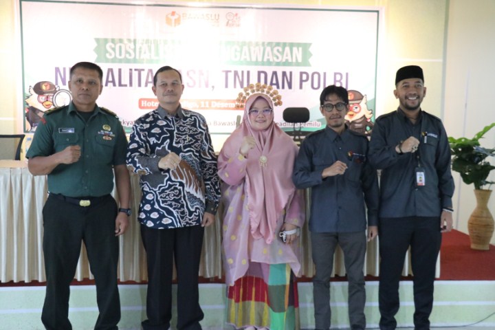 SOSIALISASI -- Asisten Pemerintahan dan Kesejahteraan Rakyat, Kabupaten Luwu Timur, Aini Endis Anrika, membuka Sosialisasi Pengawasan Netralitas ASN, TNI, Polri, di Ballroom Hotel I Lagaligo Malili, Senin (11/12).