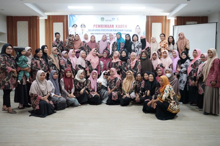PEMBINAAN -- Dinas PPKB melakukan pembinaan kader bagi Petugas Pembantu Pembina Keluarga Berencana Desa (PPKBD) dan Sub PPKBD dalam upaya percepatan penurunan stunting di Kabupaten Luwu Timur di Aula Sasana Praja Kantor Bupati Lutim, Senin (04/12).