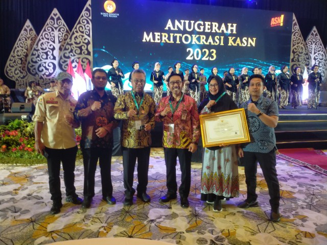 PENGHARGAAN -- nBupati Luwu Timur, H Budiman saat menerima penghargaan pada acara Anugerah Meritokrasi 2023 di Kraton Grand Ballroom Yogyakarta Marriott Hotel Lantai II, Kamis (7/12). Budiman sekaligus menyampaikan testimoni. 