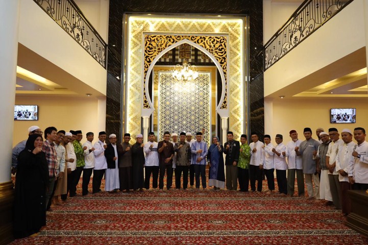 RESMIKAN -- Bupati Luwu Timur, H Budiman foto bersama pengurus dan jamaah usai meresmikan Masjid Al Ukhuwah di Tapu Ondau Desa Sorowako, Kecamatan Nuha, Minggu (3/12). Meski baru diresmikan, pemanfaatan rumah ibadah Umat Muslim ini telah digunakan sejak setahun lalu.