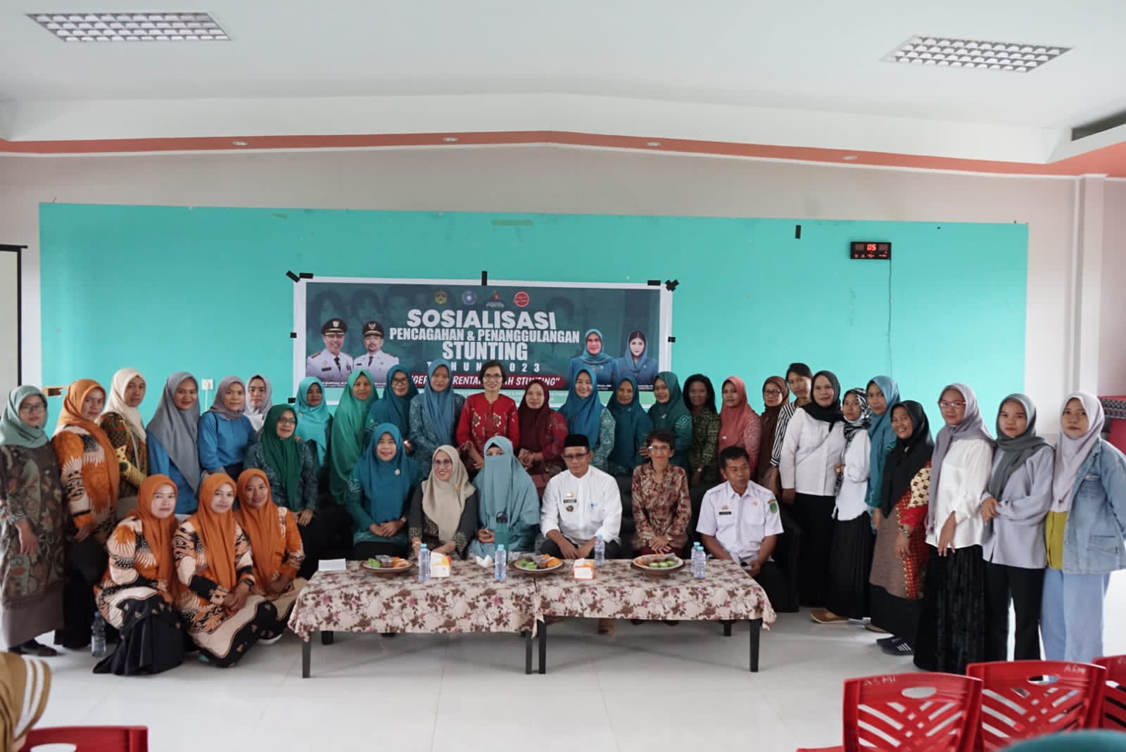SOSIALISASI -- Ketua TP PKK Kabupaten Luwu Timur, Hj Sufriaty foto bersama usai membuka sosialisasi pencegahan dan penanggulangan stunting Tahun 2023 dengan tema "Gerak Serentak Cegah Stunting" di Gedung Matano Player Kecamatan Nuha, Rabu (27/12)