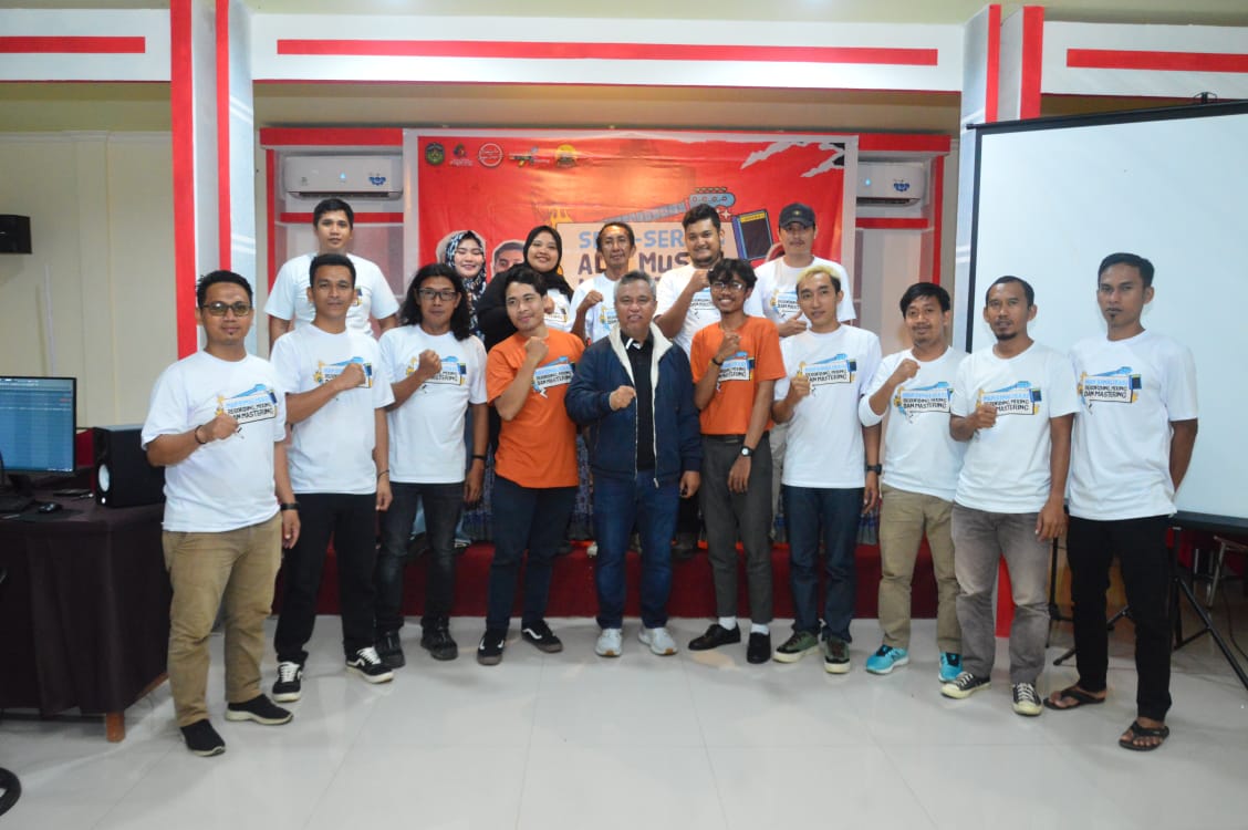 BIMTEK -- Bupati Luwu Timur, H Budiman foto bersama usai menutup Bimtek Home Recording di Hotel I Lagaligo Malili, Minggu (3/12).
