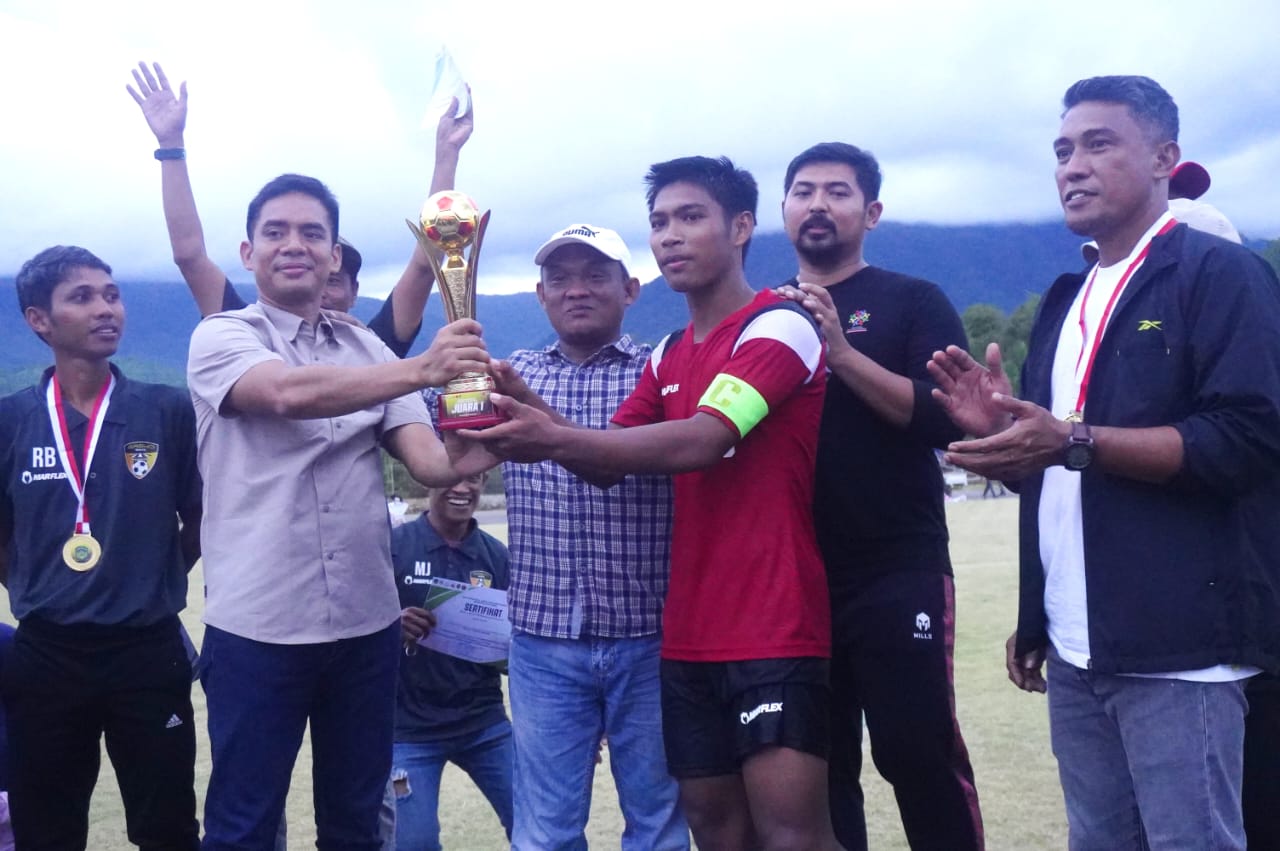 KEJUARAAN -- Wabup Luwu Timur, Muhammad Akbar A Leluasa foto bersama usai menutup Kejuaraan Sepakbola Forkopimda Cup I (U-19 Antar Klub Lutim) dalam Rangka Hari Anti Korupsi se Dunia di Stadion Andi Hasan Opu To Hatta, Kecamatan Malili,  Sabtu (9/12).