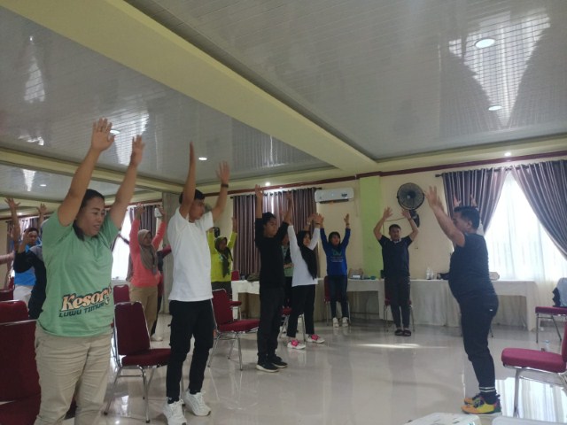 ORIENTASI -- Dinkes Kabupaten Luwu Timur menggelar orientasi bagi pengelola kesehatan olahraga di Hotel Ilagaligo baru-baru ini. Kegiatan selama dua hari dibuka oleh Sekdis Kesehatan, Andi Tulleng serta dihadiri para pengelola kesehatan olahraga se-Kabupaten Lutim.