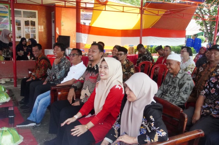 SYUKURAN -- Warga Desa Margalembo Kecamatan Mangkutana saat menghadiri syukuran pasca panen (Bersih Desa) di Halaman Kantor Desa Margolembo, Sabtu (16/12).