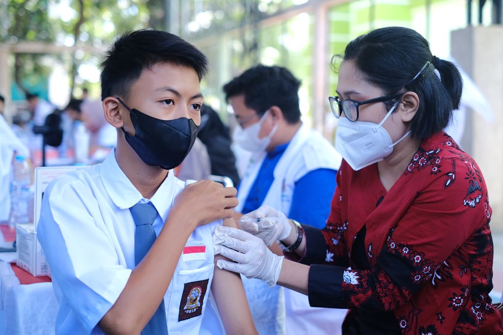 ist MASKER--Salah seorang siswa yang memakai masker sedang diberikan vaksinasi Covid-19.Saat ini kasus Covid kembali meningkat, sehingga Wali Kota Makassar Moh Ramdhan Pomanto meminta untuk memakai masker.