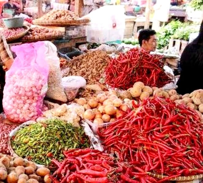 NAIK -- Harga kebutuhan pokok di pasar tradisional Kabupaten Gowa, mulai mengalami kenaikan. Salah satunya adalah cabai.