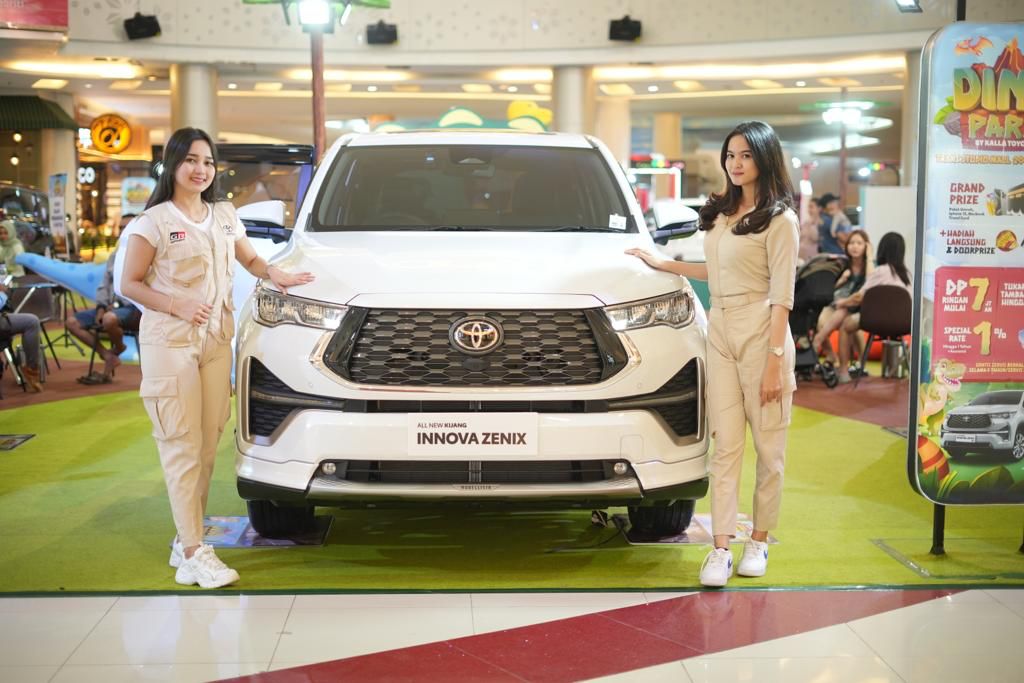 PAMERAN -- Toyota Kijang Innova Zenix yang turut dipamerkan Kalla Toyota dalam salah satu eventnya yang digelar beberapa waktu lalu.
