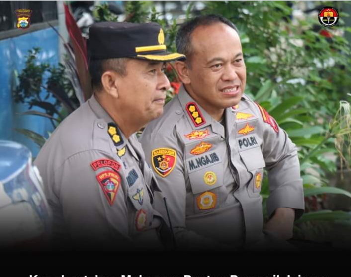 PANTAU -- Kapolrestabes Makassar bersama Kabag Ops Polrestabes Makassar melakukan pemantauan personel pengamanan di jalan raya.