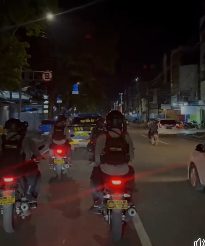 OPERASI -- Personel Polrestabes Makassar sejajarannya ketika melaksanakan patroli di wilayah rawan terjadi tindak kejahatan jelang Natal dan Tahun Baru.