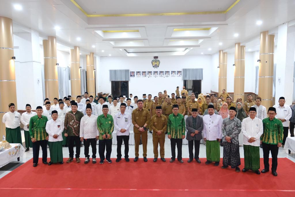 IST PELANTIKAN -- Bupati Gowa, Adnan Purichta Ichsan bersama Wabup Abd Rauf Malaganni (tengah), saat menghadiri prosesi pelantikan pengurus cabang JQH-NU Gowa. 