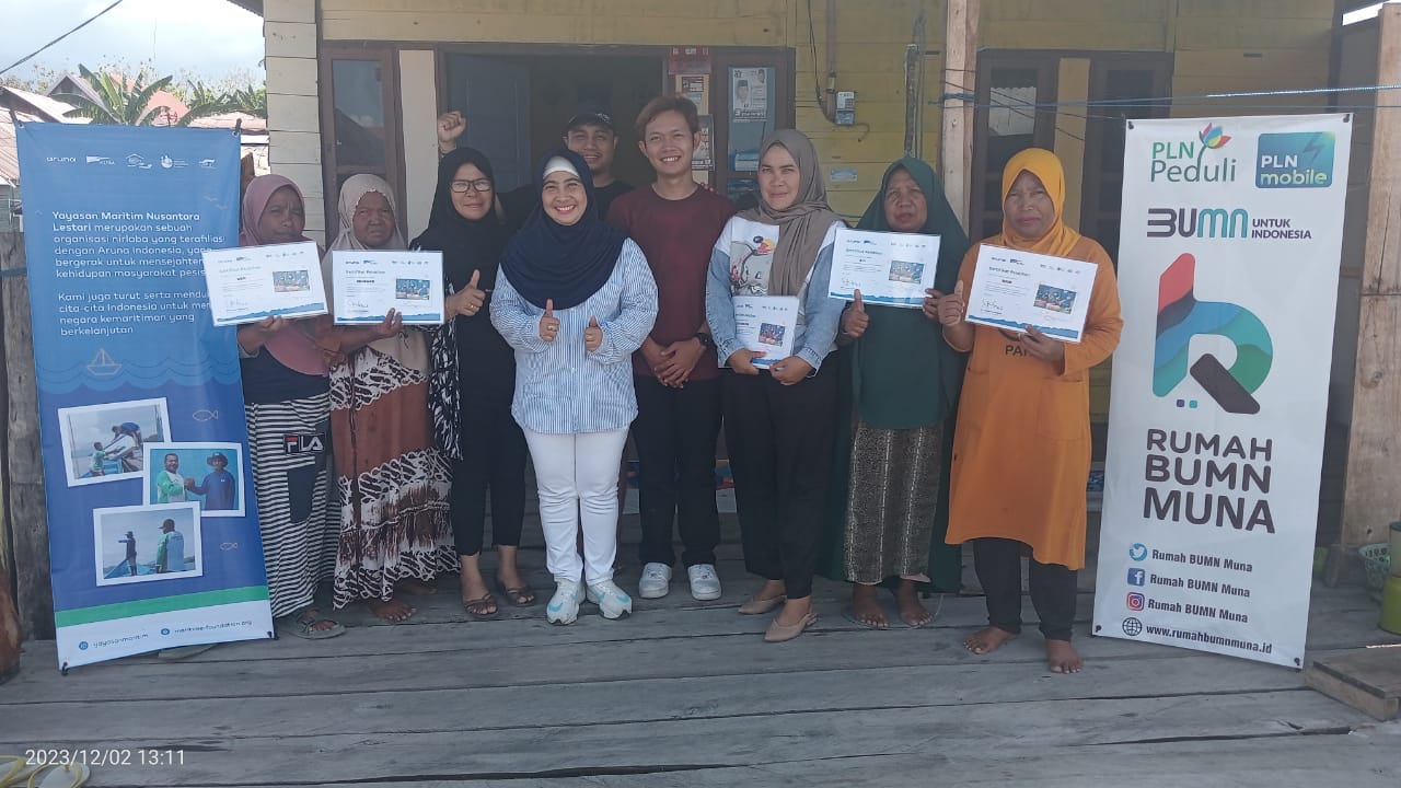 PELATIHAN -- Para peserta pelatihan pengembangan UMKM berfoto bersama di depan Rumah BUMN Muna.