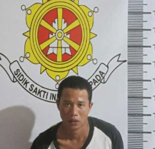 PEMBUSURAN -- TS, terduga pelaku pembusuran di Jalan Nuri Baru, kini diamankan di Mapolsek Mariso.