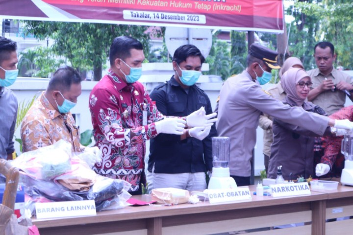 PEMUSNAHAN -- Suasana pemusnahan barang bukti jenis narkotika dan obat farmasi yang berlangsung di halaman kantor Kejari Takalar.