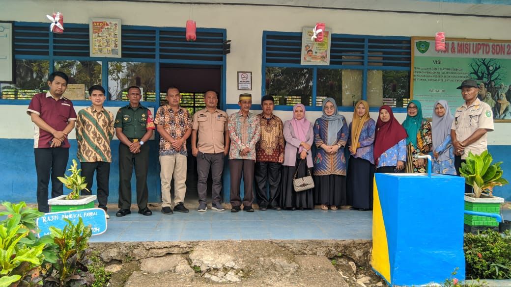 PENDAMPINGAN -- Satgas KTR Pemkab Maros saat melakukan pendampingan teknis penerapan KTR di salah satu sekolah dasar di Kabupaten Maros.	