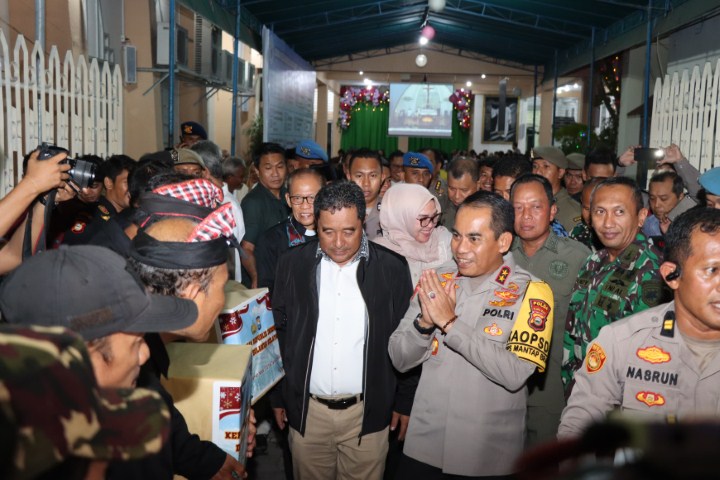 PENGAMANAN -- Kapolda Sulsel, Irjen Pol Andi Rian R Djajadi bersama Kapolrestabes Makassar, Kombes Pol Mokhamad Ngajib, Pj Gubernur Sulsel, Bahtiar Baharuddin dan unsur Forkopimda lainnya ketika mengunjungi salah satu gereja untuk melihat pengamanan di gereja tersebut pada malam perayaan Natal.