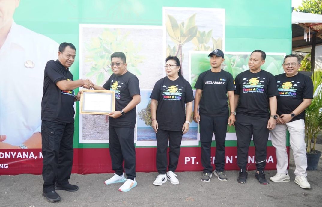 PENGHARGAAN -- Direktur PT Semen Tonasa, Anis (dua dari kiri) didampingi GM Komunikasi & LGRC PT Semen Tonasa, Muh Akhdarisa (dua dari kanan) 