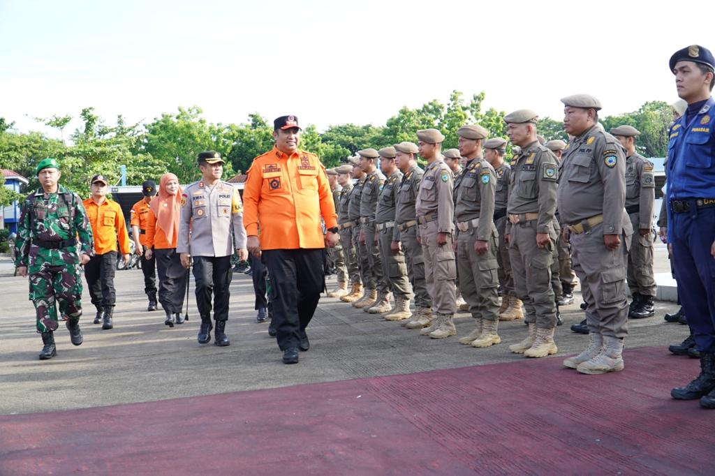PERIKSA BARISAN -- Bupati Maros, Chaidir Syam didampingi Wabup Maros, Suhartina Bohari dan unsur Muspida lainnya, memeriksa barisan pada apel kesiapsiagaan bencana tahun 2023.