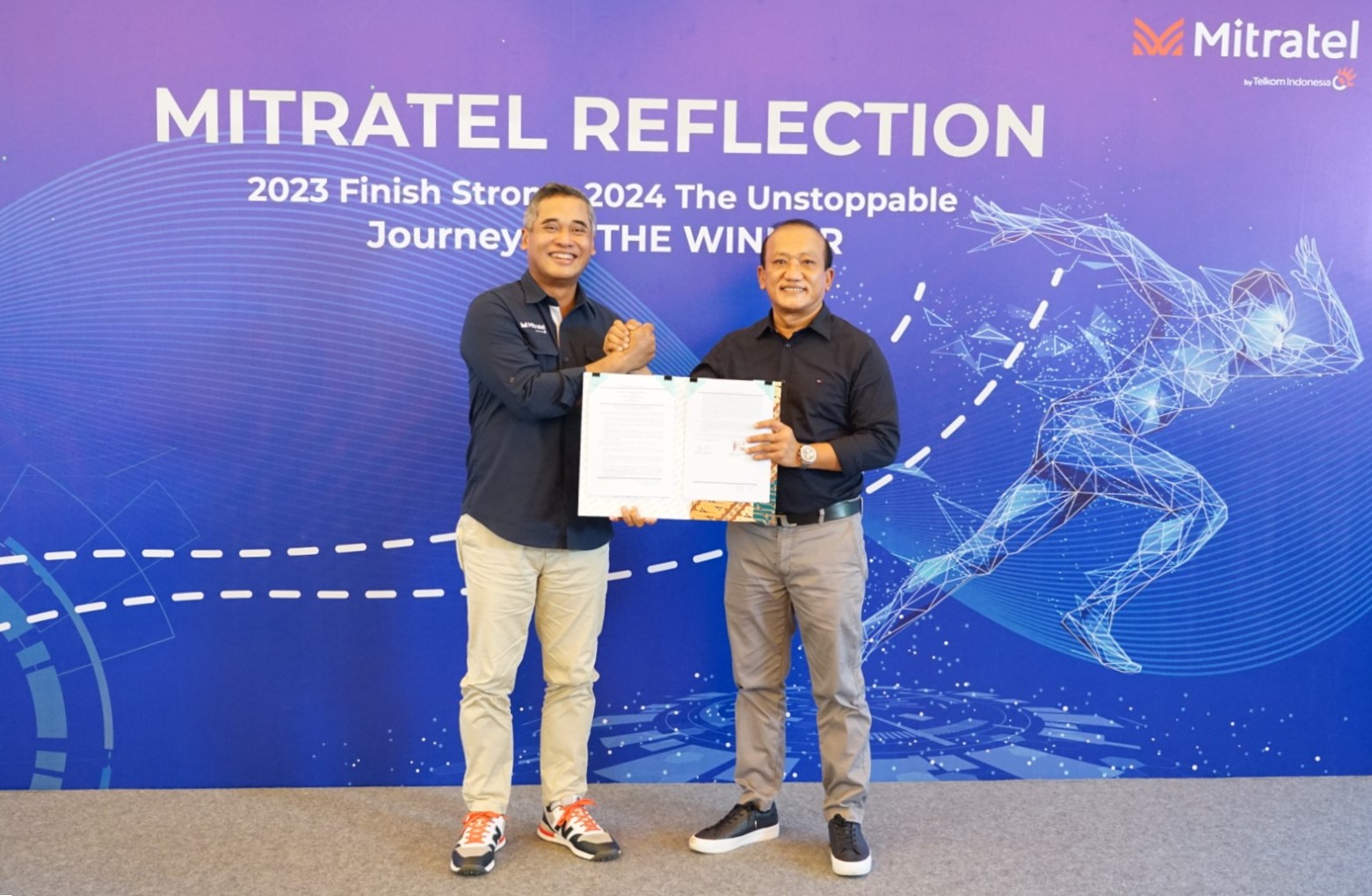 PERJANJIAN -- Direktur Utama Mitratel, Teddy Hartoko (kiri) dan Direktur Utama Finnet, Rakhmad Tunggal Afifuddin, usai penandatanganan perjanjian kerja sama antara Finnet & Mitratel dalam penyedia layanan meterai elektronik (e-Meterai) dan tanda tangan elektronik (e-Sign) untuk aplikasi terintegrasi milik Mitratel, di Jakarta beberapa waktu lalu.