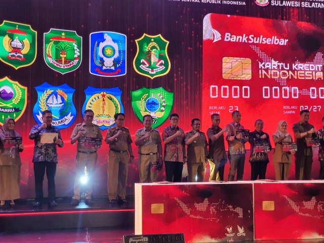 PENGHARGAAN -- Wabup Pinrang H Alimin hadir menerima penghargaan berupa sertifikat Apresiasi Ekonomi dan Keuangan Digital dari Bank Indonesia Perwakilan Sulsel di Claro Hotel Makassar, Selasa (5/12). Pemkab Pinrang berhasil meraih terbaik ke – III sebagai TP2DD Akseleratif pada kategori retribusi.
