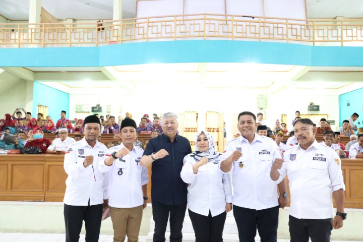 SK -- Bupati Pinrang Irwan Hamid foto bersama usai menyerahkan Surat Keputusan (SK) Pelaksana Tugas (Plt) Ketua Apdesi Kabupaten Pinrang di Ruang Pola Kantor Bupati Pinrang, Selasa (19/12). 