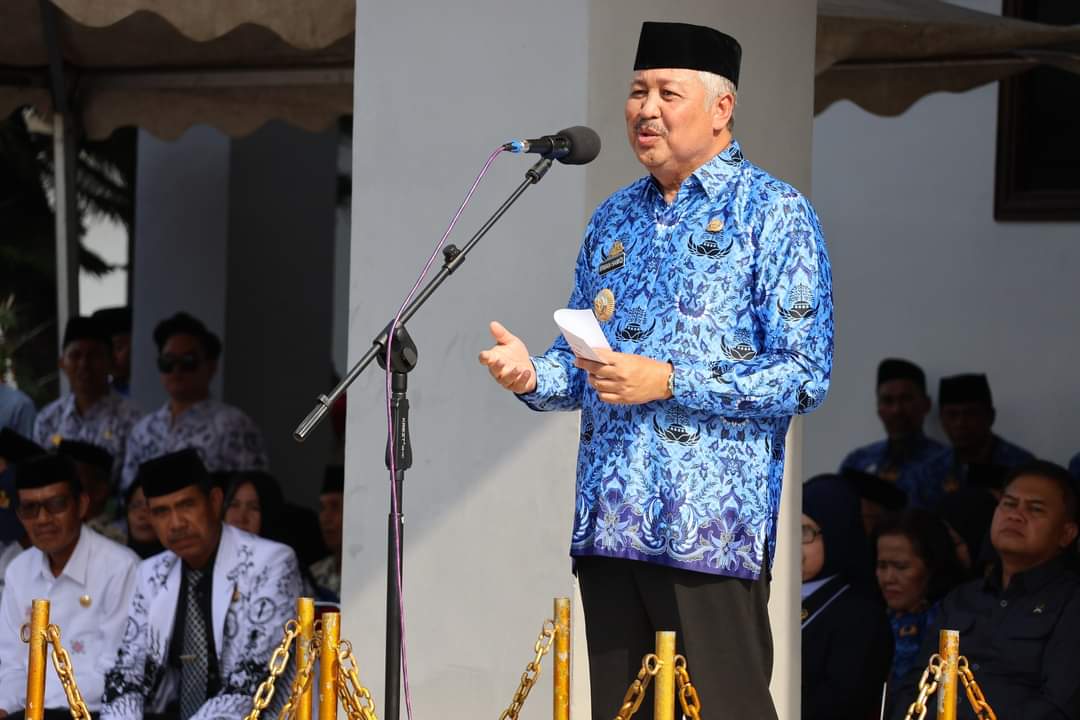 IRUP -- Bupati Pinrang Irwan Hamid, bertindak selaku pembina upacara peringatan HUT PGRI, Korpri dan HGN di halaman Kantor Bupati Pinrang, Kamis (30/11).