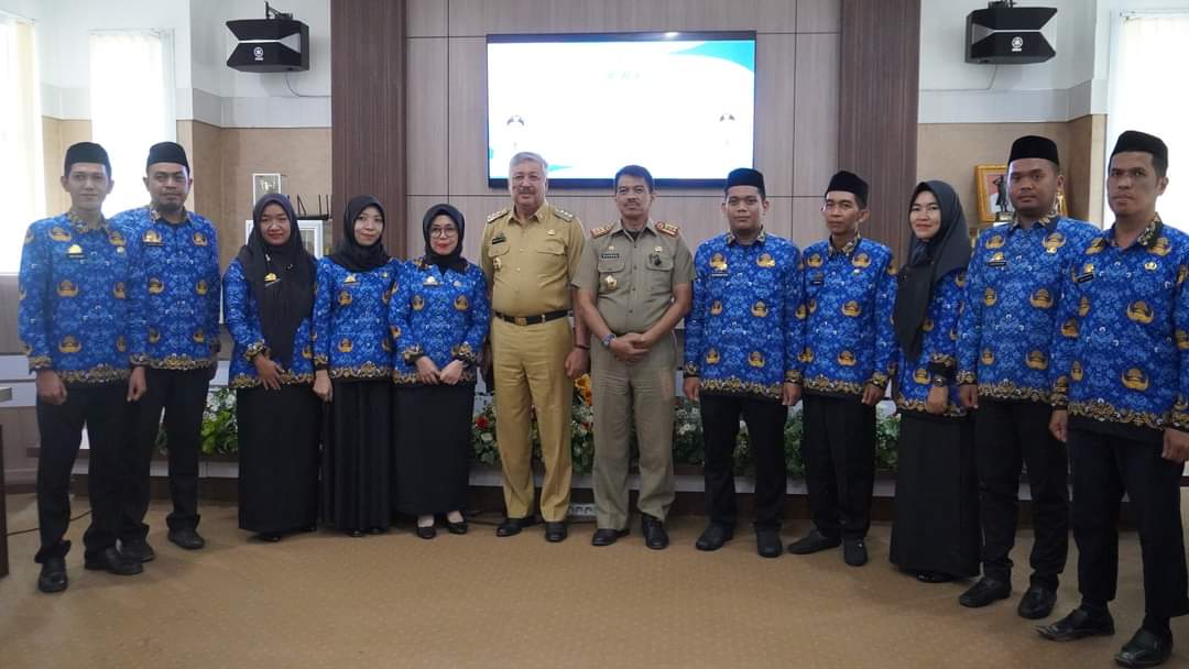 SERAHKAN SK -- Bupati Pinrang Irwan Hamid foto bersama usai menyerahkan SK pengangkatan 10 orang tenaga PPPK dari Tenaga Teknis resmi di ruang Rapat Bupati Pinrang, Senin (11/12).