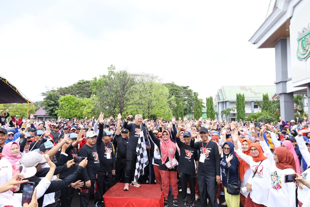 JALAN SANTAI -- Bupati Pinrang Irwan Hamid dan ribuan pengurus dan anggota PGRI memeriahkan kegiatan jalan santai, Minggu (10/12). Kegiatan ini merupakan rangkaian peringatan Hari Guru Nasional dan Hari Ulang Tahun PGRI yang diperingati beberapa hari lalu.