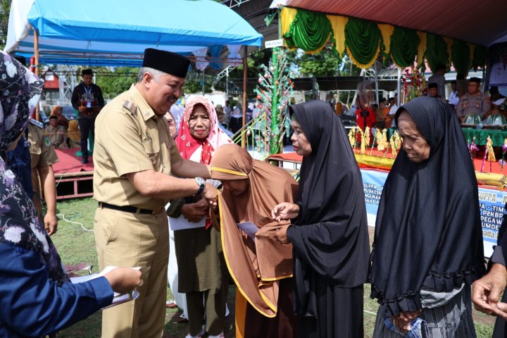 MAULID -- Bupati Pinrang Irwan Hamid menghadiri peringatan Maulid Nabi Muhammad SAW di Lapangan Sepakbola Wiring Tasi, Kecamatan Suppa, Senin (11/12