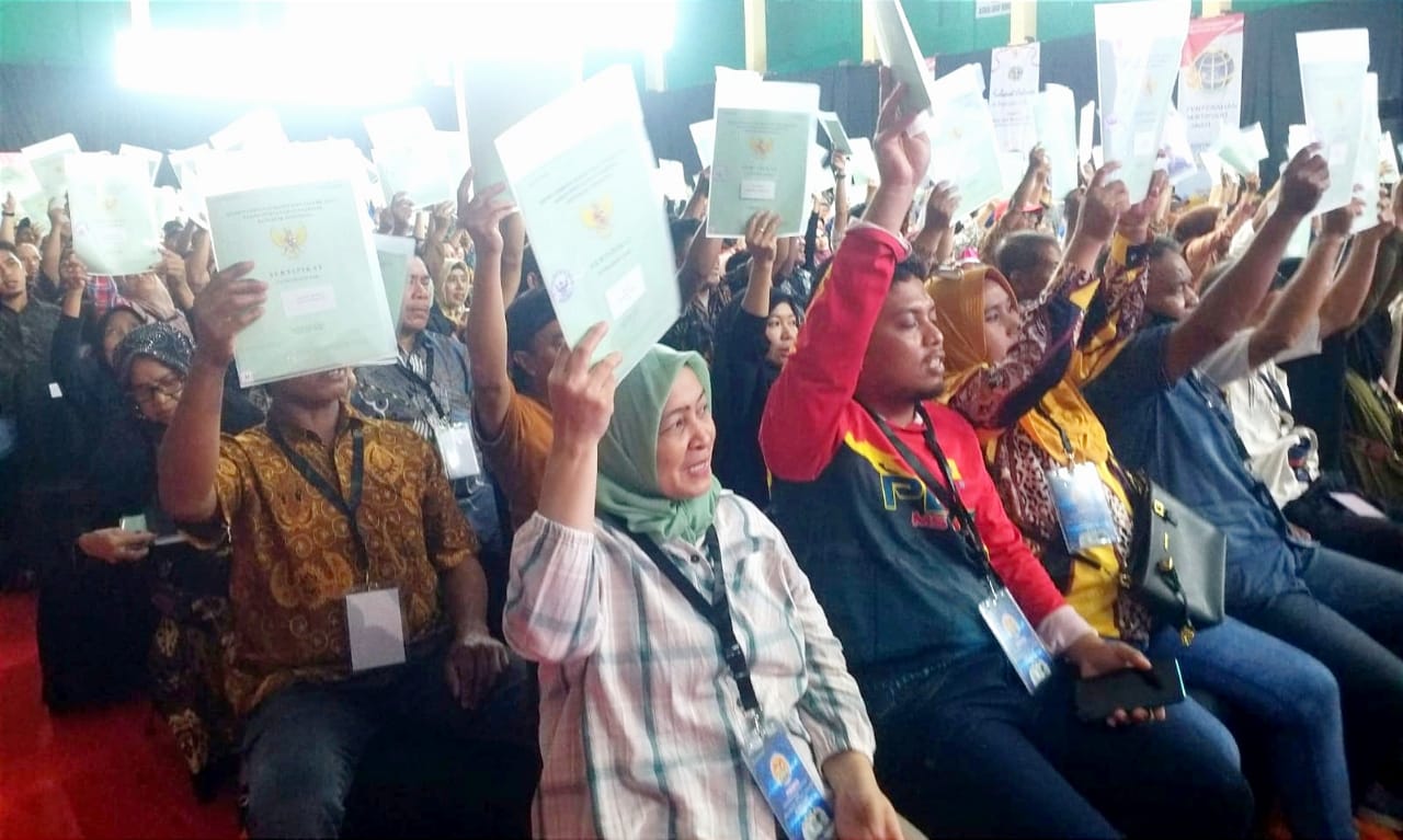 BKM/SAR PTSL -- 500 warga Somba Opu telah menerima sertifikat hasil program PTSL 2023 dan diserahkan Wamen ATR/BPN Raja Juli Antoni, Selasa lalu. 