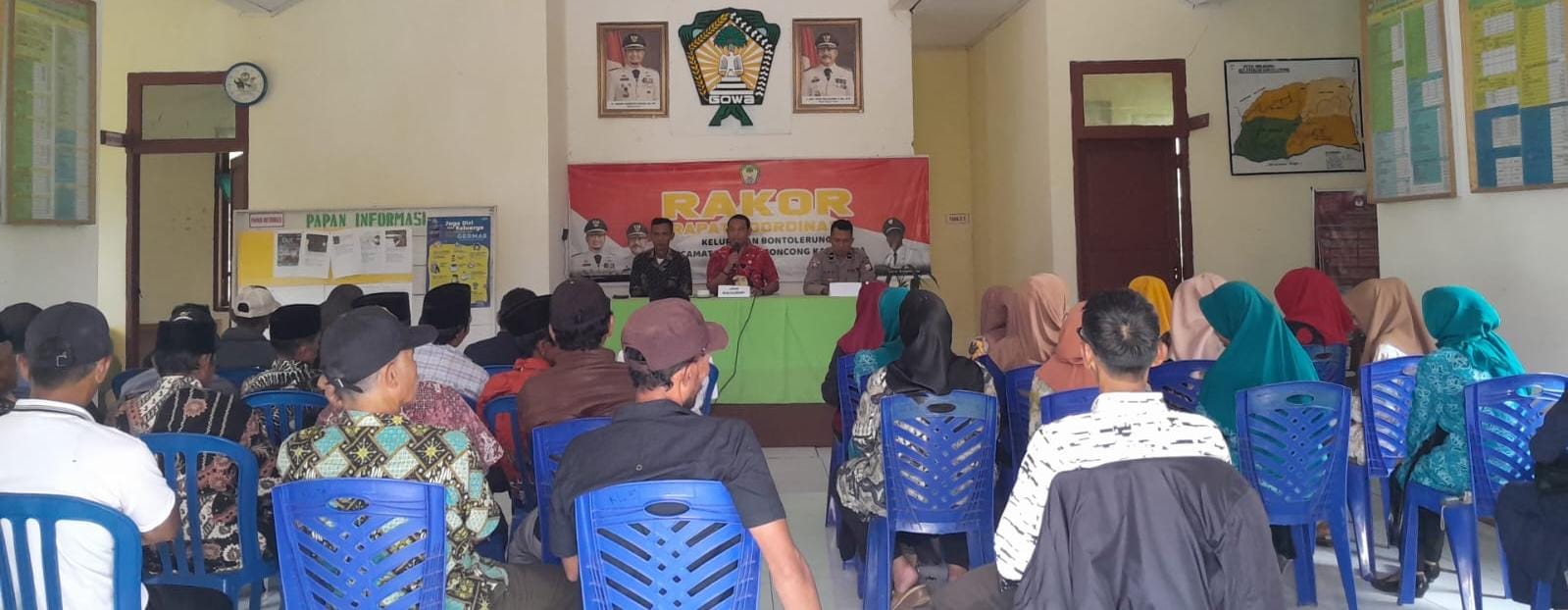 IST RAKOR -- Lurah Bontolerung, Ramli Kiyo, memimpin rakor membahas cuaca ekstrem bersama para perangkat kelurahan, aparat kepolisian, Koramil, dan LPM setempat. 