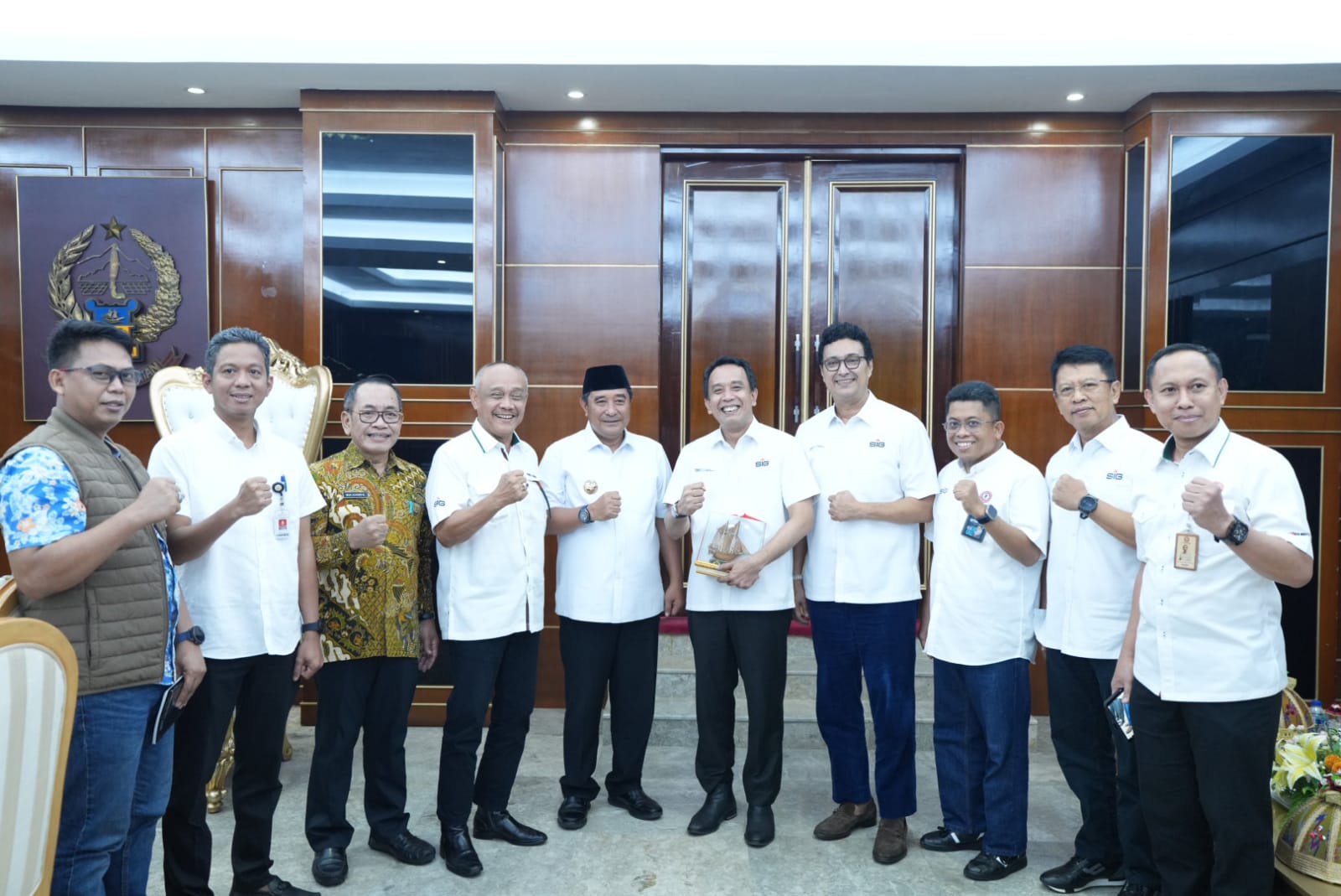 AUDIENS -- Direktur Utama PT Semen Tonasa, Asruddin (lima dari kanan), Pj Gubernur Sulsel, Bahtiar Baharuddin (lima dari kiri), dan Komisaris Utama PT Semen Tonasa, Husain Abdullah (empat dari kanan), dan segenap komisaris dan direksi PT Semen Tonasa foto bersama usai melakukan audiens ke Pj gubernur Sulsel.