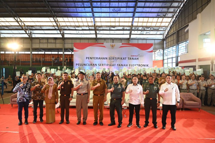 ist SERTIFIKAT--Sekprov Sulsel  Andi Muhammad Arsjad menyerahkan sertifikat tanah ke masyarakat di lima kabupaten/kota yakni, Makassar, Gowa, Maros, Pangkep, dan Takalar. 