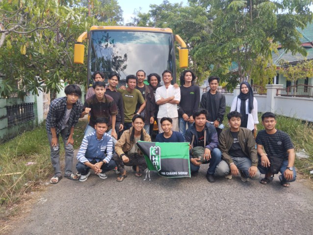 KONGRES -- Pengurus HMI Cabang Sidrap Junaidi foto bersama sesaat sebelum bertolak mengikuti kongres HMI ke-XXXII di Kota Pontianak, Provinsi Kalimantan Barat, Sabtu (2/12)