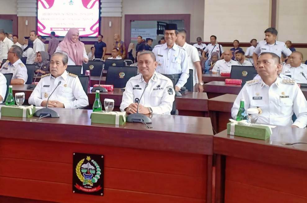 DIPA -- Bupati Sidrap, H Dollah Mando menghadiri penyerahan DIPA dan buku daftar alokasi TKD tahun anggaran 2024 di Ruang Rapat Pimpinan Kantor Gubernur Sulsel, Rabu (13/12).