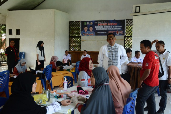 DONOR DARAH -- Dewan Pengurus Korps Pegawai Republik Indonesia (Korpri) Kabupaten Sidrap menggelar aksi donor darah di Baruga Kompleks SKPD Kabupaten Sidrap, Kamis (7/12). Aksi donor darah melibatkan ASN dan non-ASN lingkup SKPD.