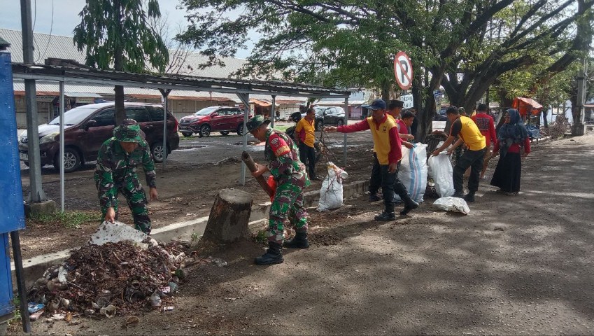 KARYA BAKTI -- Kasdim 1420/Sidrap, Mayor (Arm) Ari Widarto memimpin karya bakti bersama warga di Pasar Sentral Rappang, Kabupaten Sidrap, Senin (4/12). Kegiatan ini bertujuan membersihkan saluran air untuk menghindari terjadinya banjir dan bersarangnya nyamuk akibat tersumbatnya saluran air.