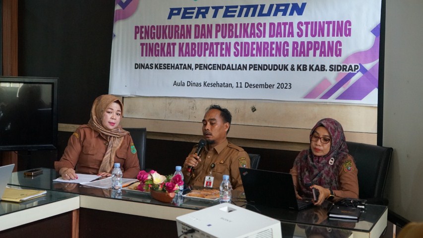 PERTEMUAN -- Dinas Kesehatan, Pengendalian Penduduk dan KB Kabupaten Sidrap mengadakan pertemuan pengukuran dan publikasi stunting tingkat kabupaten, di Ruang Rapat Dinkes Dalduk KB Sidrap, Senin (11/12).