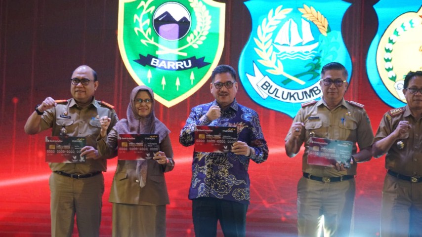 RAIH QRIS -- Pemkab Sidrap berhasil mempertahankan gelar QRIS Champion Of The Years Tim Percepatan dan TP2DD tahun 2023 pada acara HLM Rakor Percepatan Implementasi KartuKredit Pemerintah Daerah (KKPD) se-Sulsel dan Apresiasi Stakeholder Ekonomi dan Keuangan Digital Sulsel di Claro Hotel Makassar, Selasa (5/12).