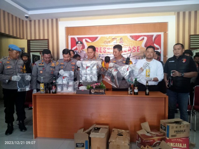 MUSNAHKAN -- Kapolres Sidrap, AKBP Erwin Syah didampingi Waka Polres Kompol Ahmad Rosma menggelar jumpa pers atas penyitaan ratusan botol miras dan petasan yang disita dari berbagai lokasi dengan mengamankan 13 tersangka di Aula Mapolres, Kamis (21/12).   Seluruh barang bukti yang diamankan dikumpulkan dan dimusnahkan di halaman Mapolres Sidrap dengan cara digilas dengan grader. 
