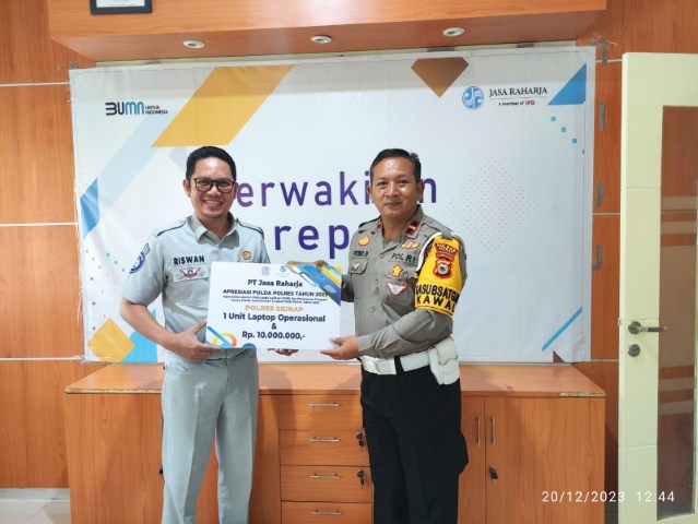 PENGHARGAAN -- Kasat Lantas Polres Sidrap AKP Haryanto menerima pengahrgaan dari PT Jasa Raharja. Apresiasi diserahkan Kepala PT Jasa Raharja Perwakilan Parepare Almaida Djumed di Kantor PT Jasa Raharja Perwakilan Parepare, Rabu (20/12) .