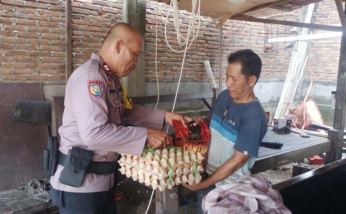 BERBAGI -- Bhabinkamtibmas jajaran Polres Sidrap berbagi kepada masyarakat di wilayah binaan masing-masing sebagai wujud kepedulian Polri terhadap warga Prasejahtera dalam rangka Pemeliharaan Keamanan dan Ketertiban menjelang Natal 2023 dan Tahun Baru 2024 di wilayah hukum Polres Sidrap, Kamis (14/12)