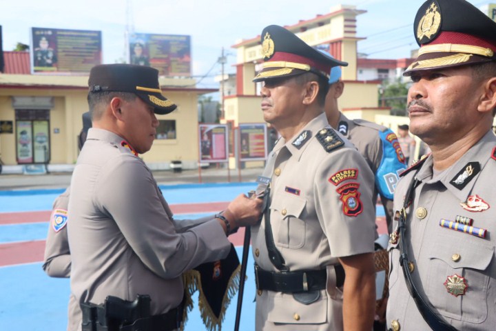 SERTIJAB -- Kapolres Sidrap AKBP Erwin Syah memimpin serah terima jabatan dan penyerahan jabatan pejabat Polres Sidrap di Halaman Mapolres Sidrap, Senin (4/12). Pejabat yang diserahterimakan yaitu Waka Polres Sidrap dari Kompol M Akib kepada Kompol Ahmad Rosma dan lainnya.